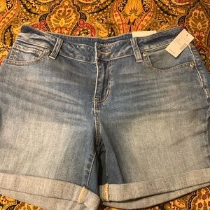Maurices Mid Rise Shorts  Size 6